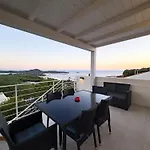 Orizzonte Azzurro, Vista Mare Apartment *